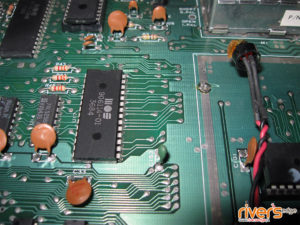Układ PLA w Commodore 64 czekający na wylutowanie i odklejona dioda power