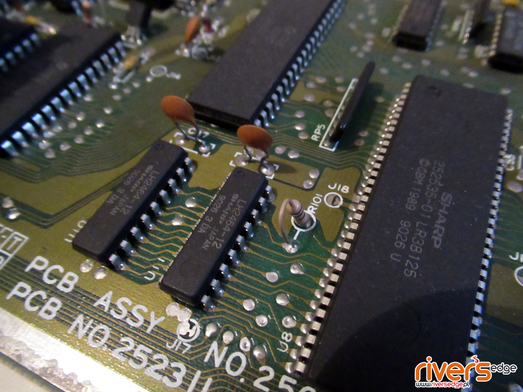 Pamięci RAM w Commodore 64. Jedna z nich wkrótce zostanie wylutowana