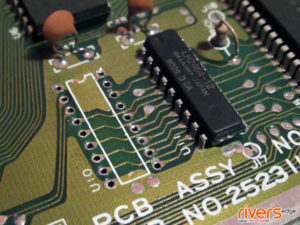 Wylutowanie uszkodzonej pamięci RAM w Commodore 64