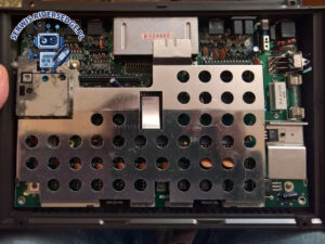 Wnętrze Commodore 116 przed demontażem metalowej osłony. Wnętrze Commodore 116 przed demontażem metalowej osłony.